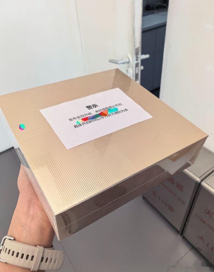 这次全新阔折叠感觉看着手感应该不错，等着有时间去店里体验体验实机去华为大阔折设计