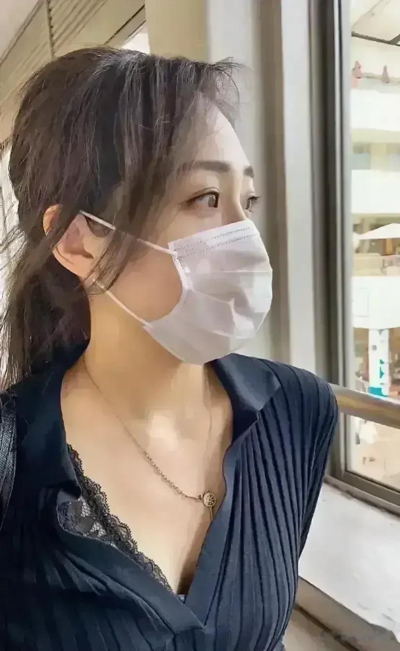 一网友发布的理想中的工作状态：

1.每月到手收入10k，双休，六险二金；

2
