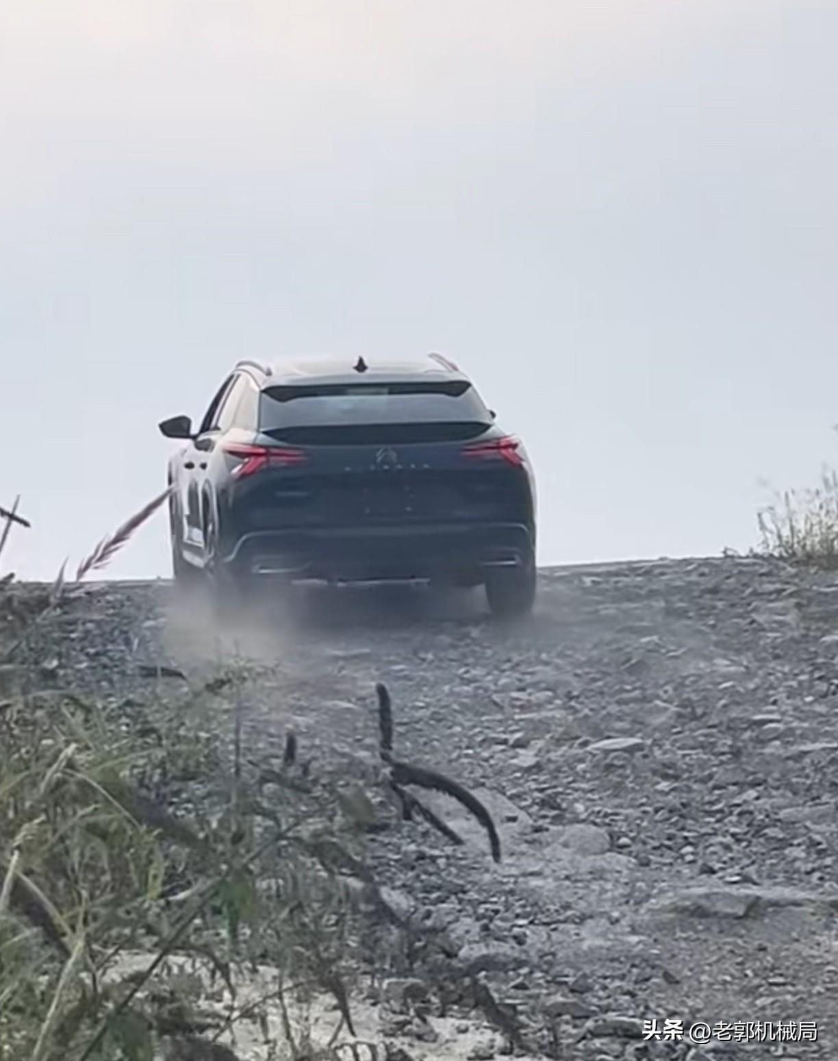 全世界公认底盘最好的法系车，来中国后“水土不服”了？
都说法系车底盘无敌、操控稳