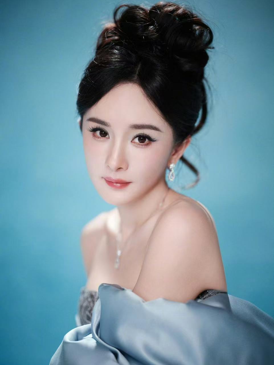 杨幂摄影杨幂蓝色蕾丝礼服这组摄影被吐槽了 