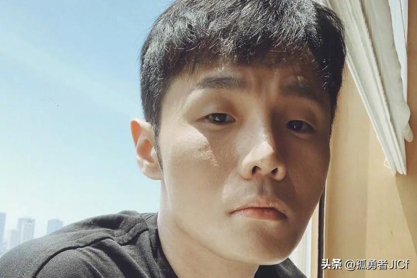 李荣浩4月1日针对《小眼睛》抄袭争议的回应，本想靠公司结业卖惨甩锅，结果顺着时间