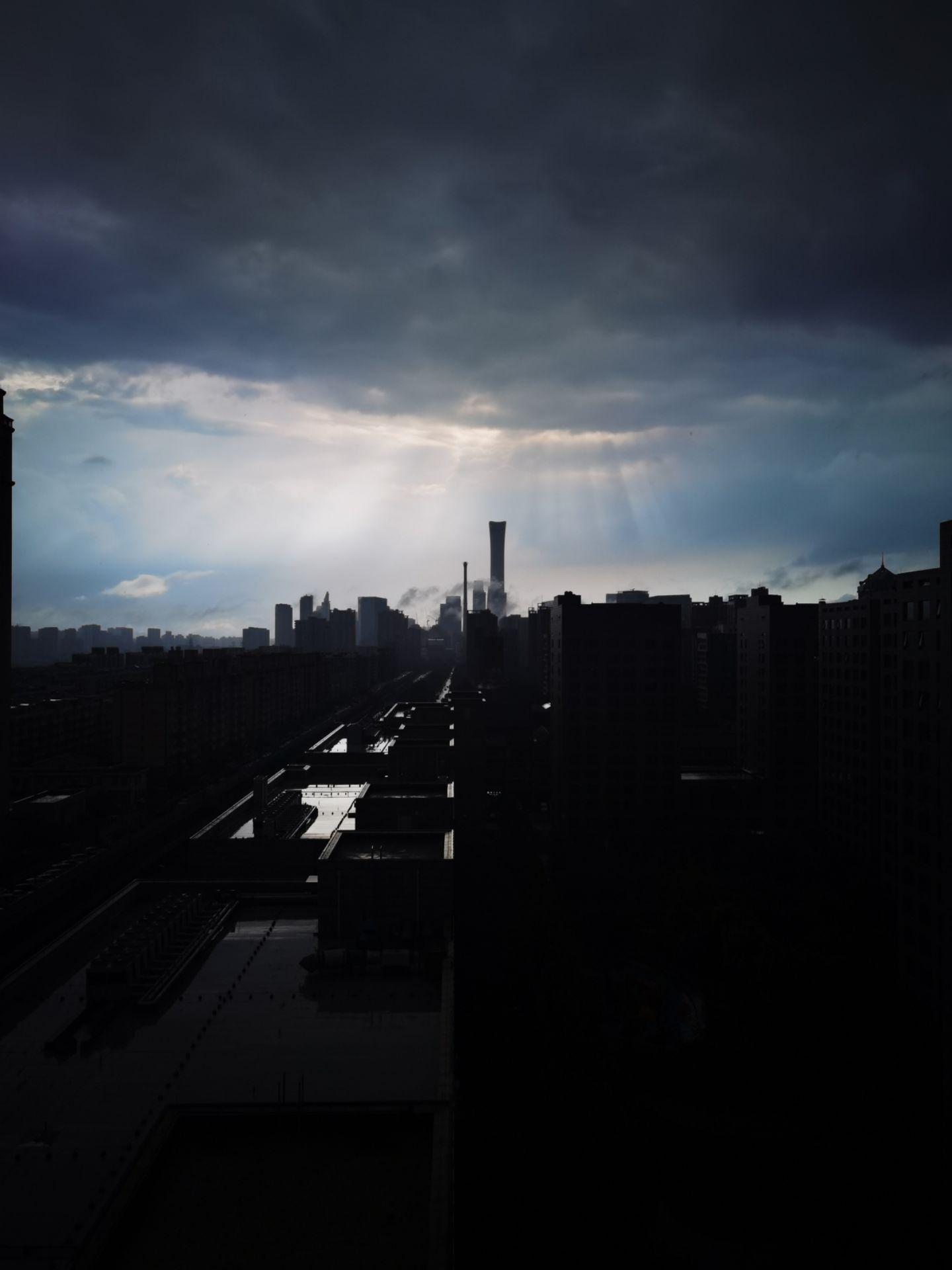 大雨过后，遇见丁达尔的中国尊