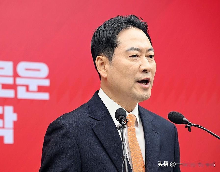 15日韩国最大在野党党首张东赫表示在重审期限结束前，不会表决韩东勋的除名案。14