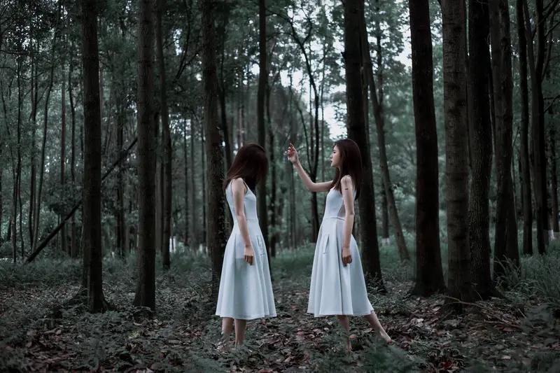 3月5日河南洛阳，女子偶遇世界上“另一个自己”，老家仅相隔7公里， 长得如复制粘