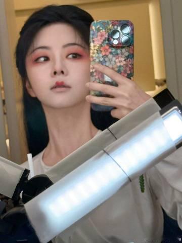 谭松韵兰香如故戏曲妆造路透 看到谭松韵的戏曲风格的妆造的时候完全就是一整个被拿捏