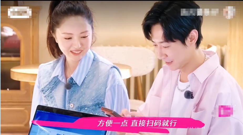 张维伊又故技重施，付婚礼的定金时，他掏出手机鼓捣半天不扫码，董璇又说她来付，张维
