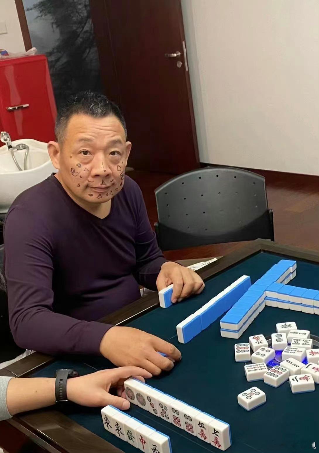 胖东来打麻将输了不是粘纸条，而是在脸上画画！这个东西画在董事长脸上也太可爱了叭！