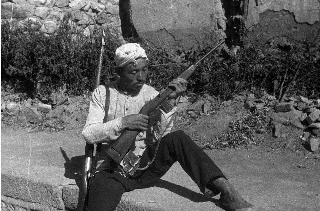 1944年，延安的民兵老照片，他手里拿的和肩上挎的枪好像还不一样，你能认出来这两