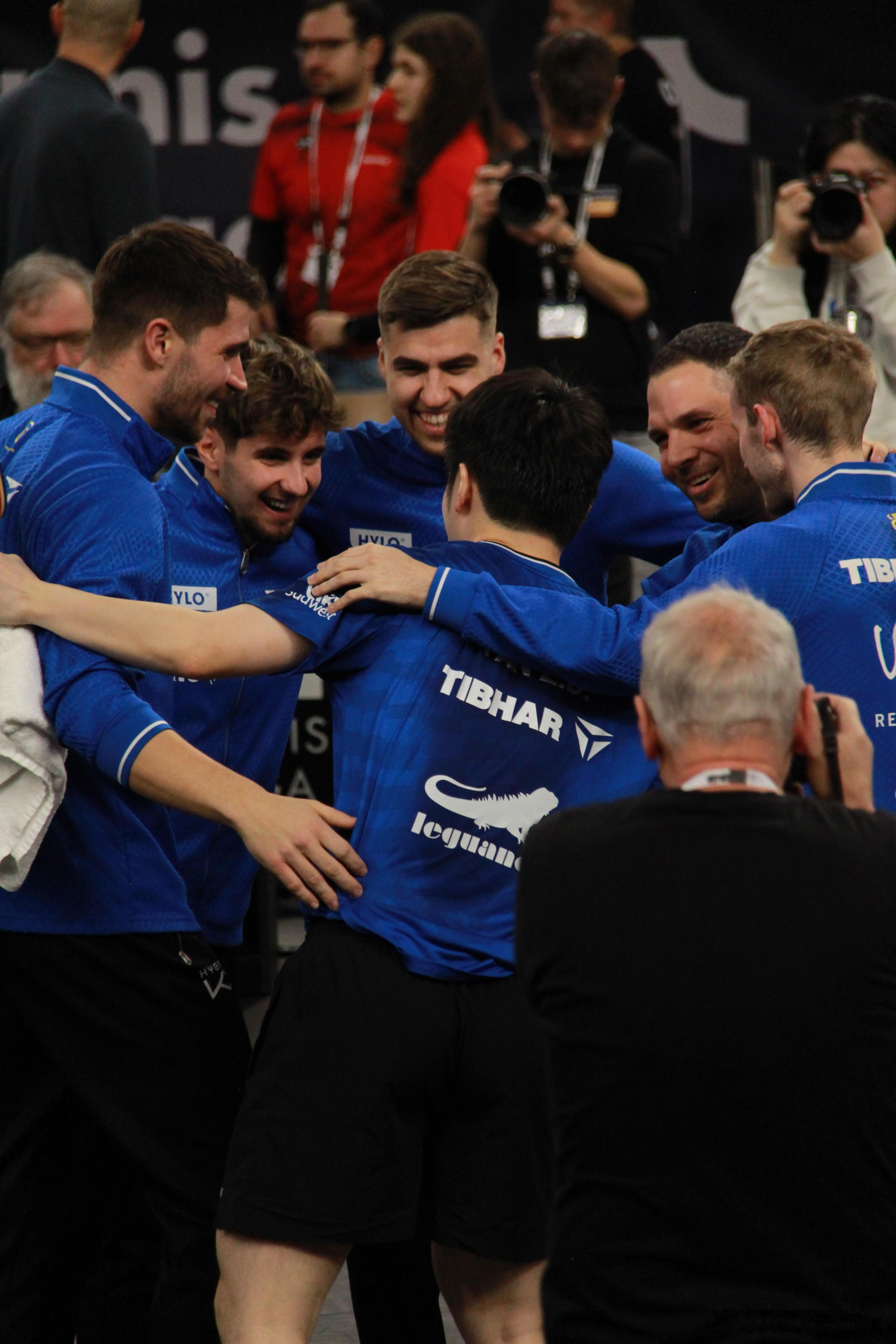 随着樊振东的最后一分落地，队友飞奔而来的相拥，是合力，更是滚烫的团魂！这一刻，萨