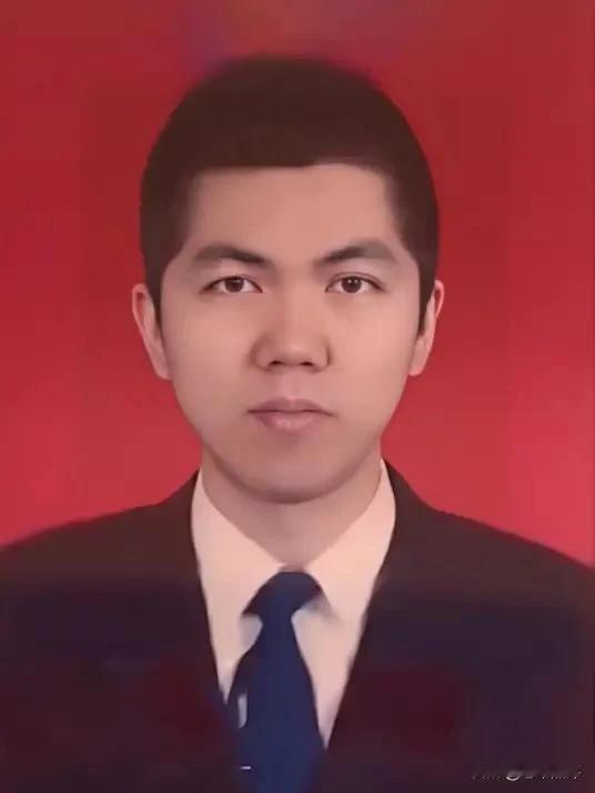 看了纪云浩书记的简历，我真的有点羡慕，太牛叉了，真的没想到人家从高中学历一跃成为
