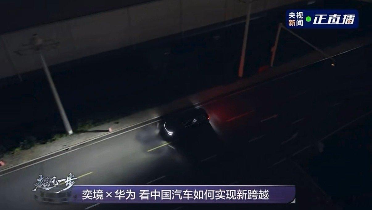 夜间开车最担心什么乡村小路开夜路毫无路灯，两侧田地遮挡视野，时不时窜出散步老人，