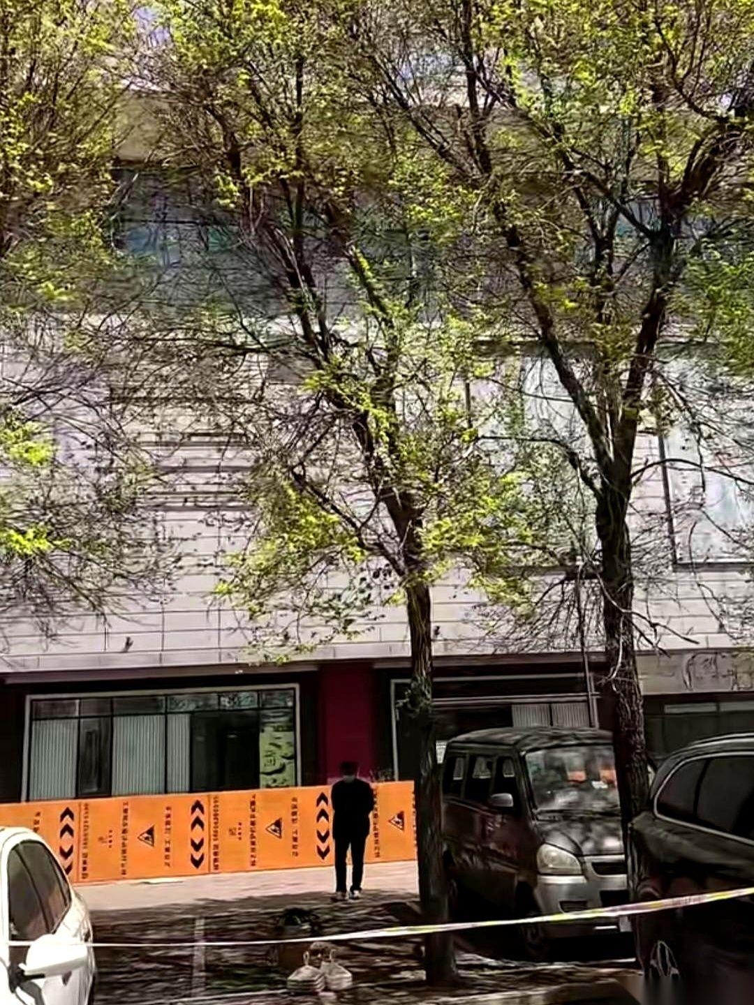 葫芦岛乐都汇那圈围挡刚立起来，路过的人步子都慢了，恨不得把头扎进缝里瞧个究竟。