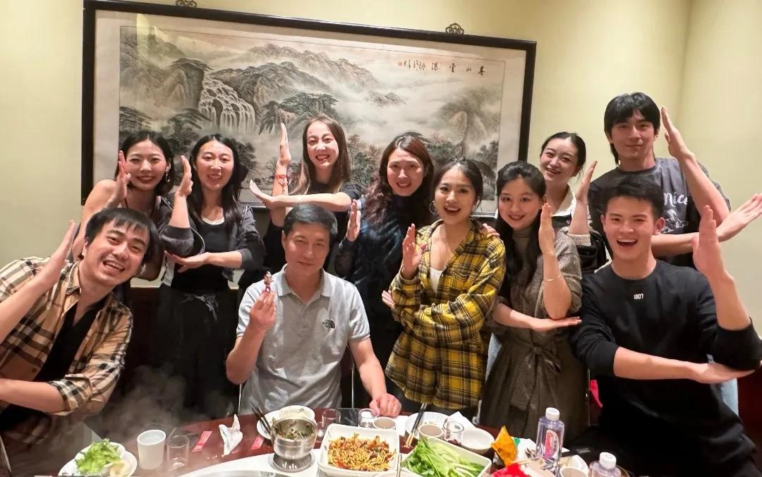 上戏教授晒与表演专业硕士博士合照，林更新还是那么可爱，哈哈哈。

今天，上戏教授
