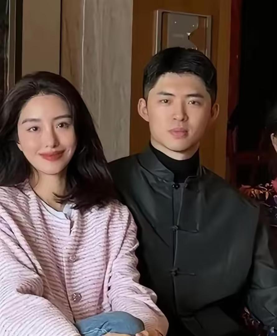 杨采钰现身挪威游玩被偶遇，富三代老公全程陪伴，颜值堪比男明星 