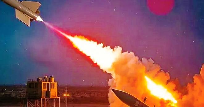 狠，真的狠！
央视消息一出，这就是实锤了。

伊朗导弹不偏不倚，直奔海法炼油厂而