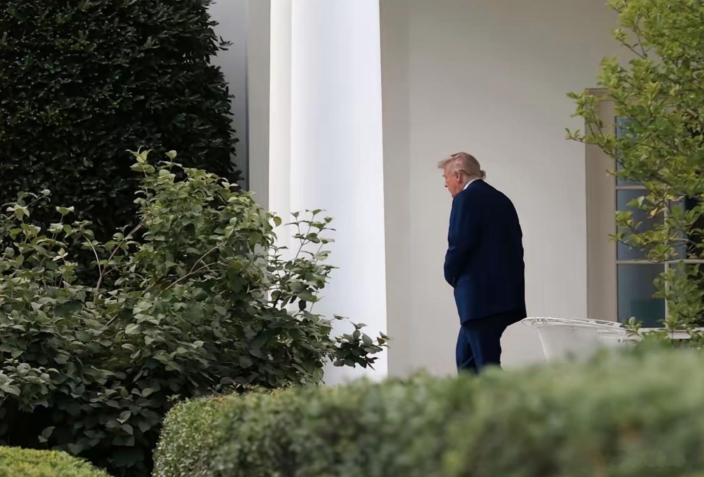 特朗普认为，受限于白宫当前的面积和布局，尚无法体面地接待中国朋友。 