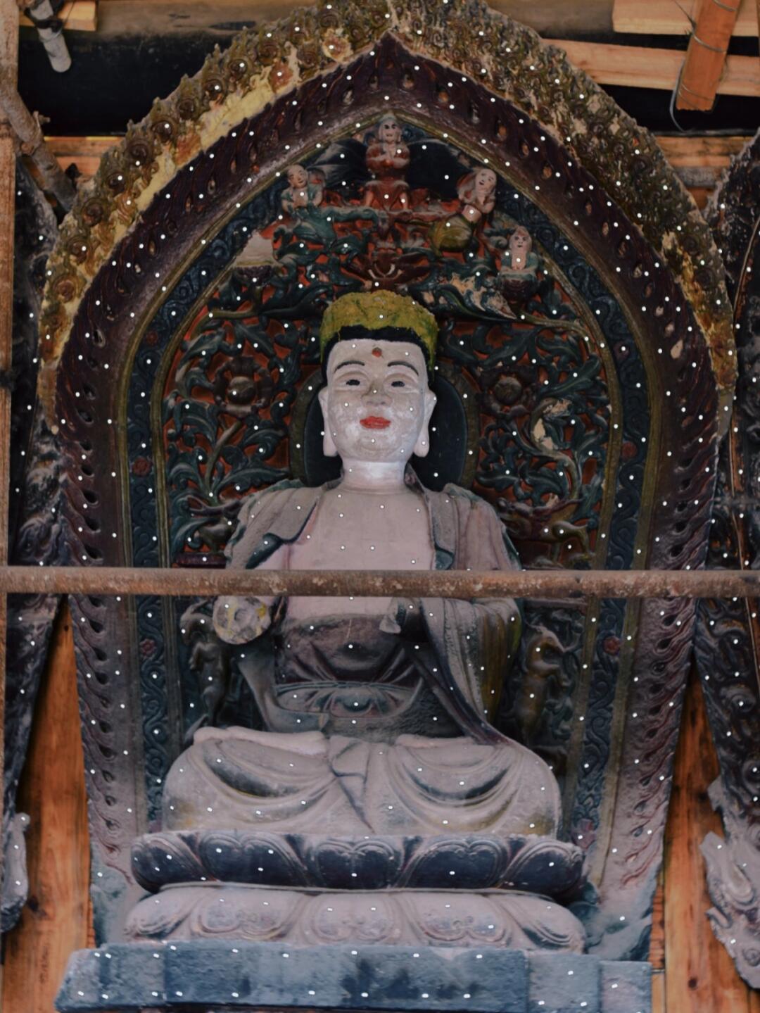 四川深山里的秘境古刹，竟有罕见的悬空石佛