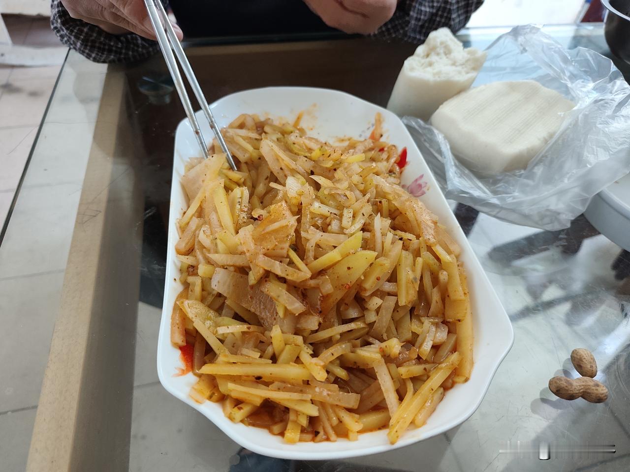 中午下班了，在卖早餐的地方买了3个冷冷的剩馒头，回家炒个白萝卜，这一餐总共花了4