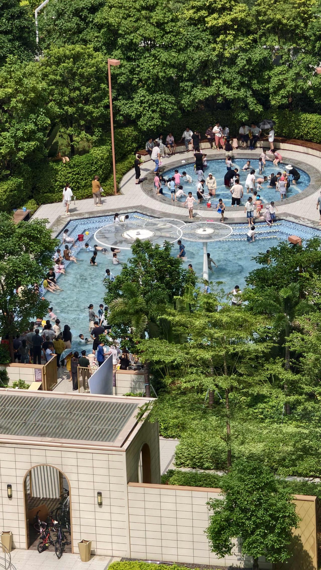 很多家长都在本末倒置：

死盯分数，忽略人格；疯狂报班，缺席陪伴；逼着优秀，弄丢