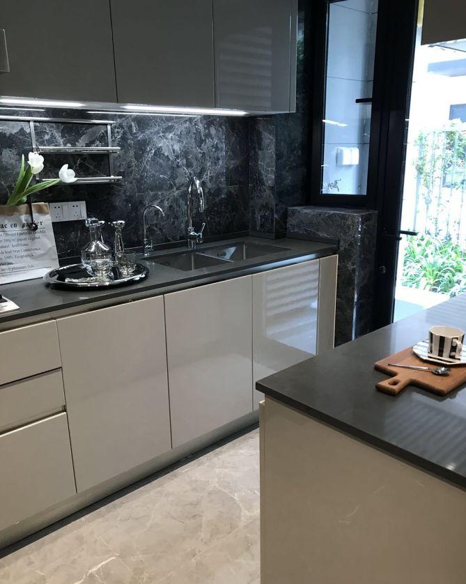 魔都房房房|九庐三期开始电梯内做广告了，入市还会远吗？