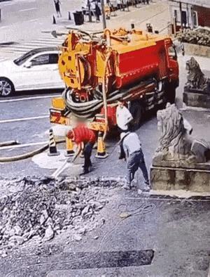 别人地里出石油，
你水泥地里出“黄金”。