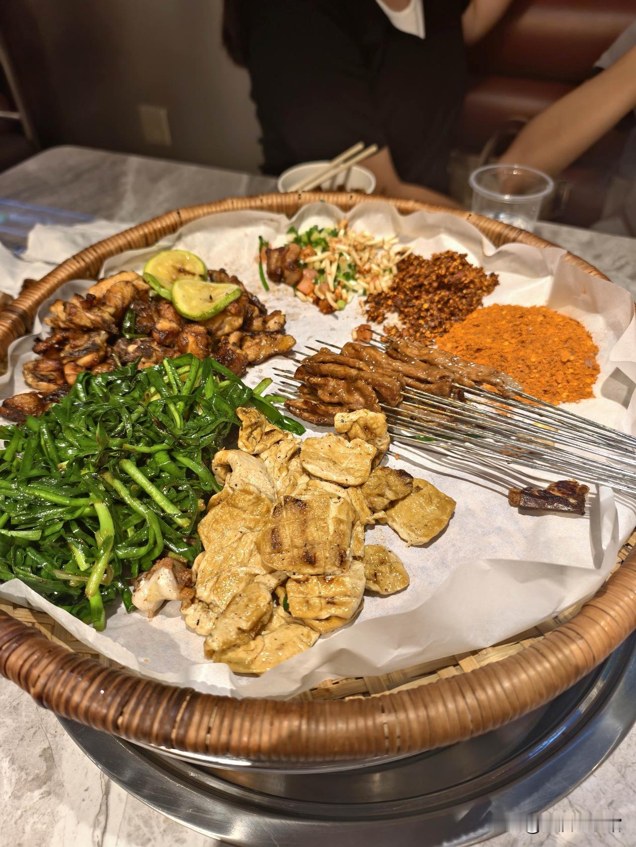 如果你仔细观察普通家庭的日常饮食就会发现，餐桌上常常就是一块肉切碎搭配一碟素菜，