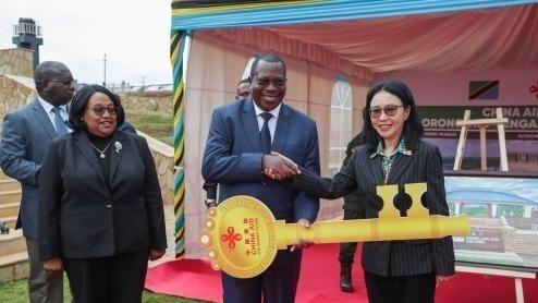 坦桑尼亚之前为了向英国和日本示好，突然就取消了和中国合作的100亿美元巴加莫约港