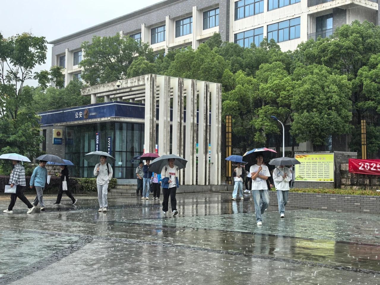 医疗免费则如同给家庭吃了一颗定心丸。孩子成长过程中难免会生病，有了免费医疗，家长