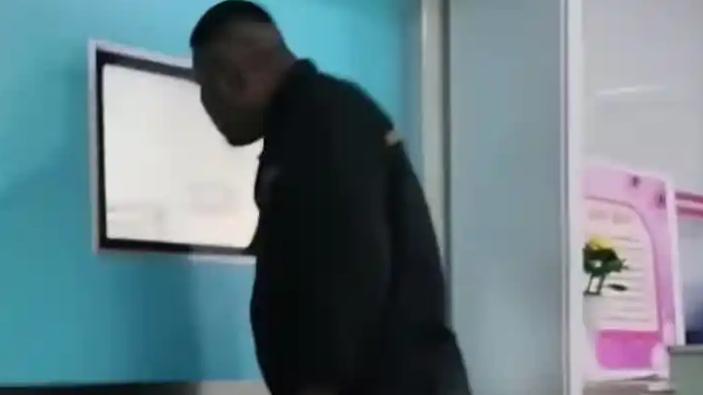 矿工在工作与家庭责任之间的深厚情感。尽管身上满是煤灰，他依然第一时间奔赴医院，只