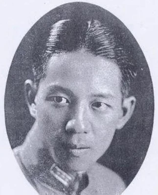 香灰抹脸的那一刻，钮先铭听见自己的心跳盖过了寺庙的钟声。

1937年的南京城，