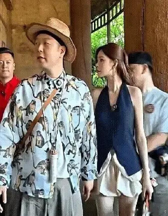沈梦辰和杜海涛冷战三个月后，她主动上门求和。到门口第一件事，不是敲门，是低头看鞋