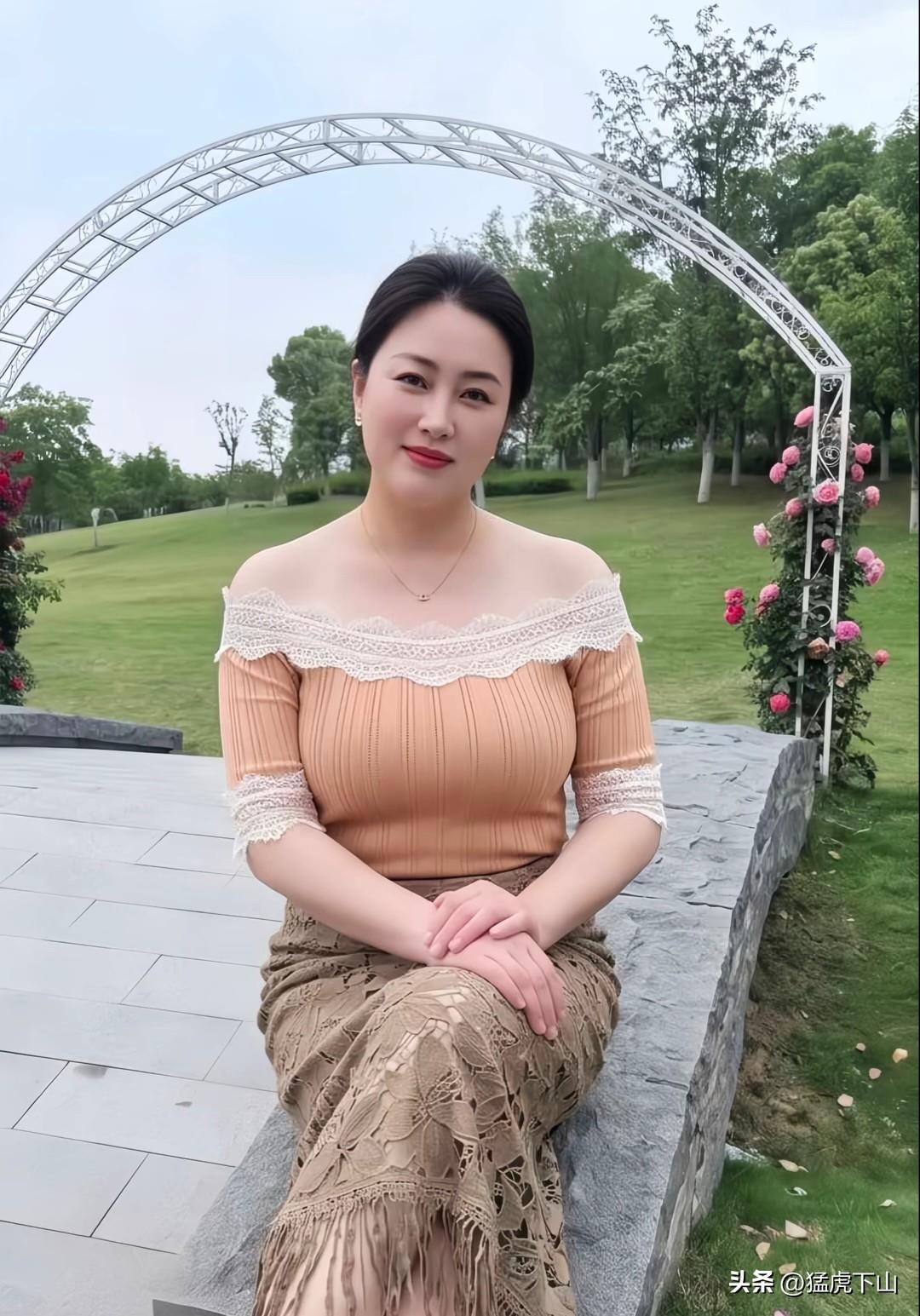 给夏天一点颜色看看  完美身材  成熟女人味  性感丰满迷人气质女人