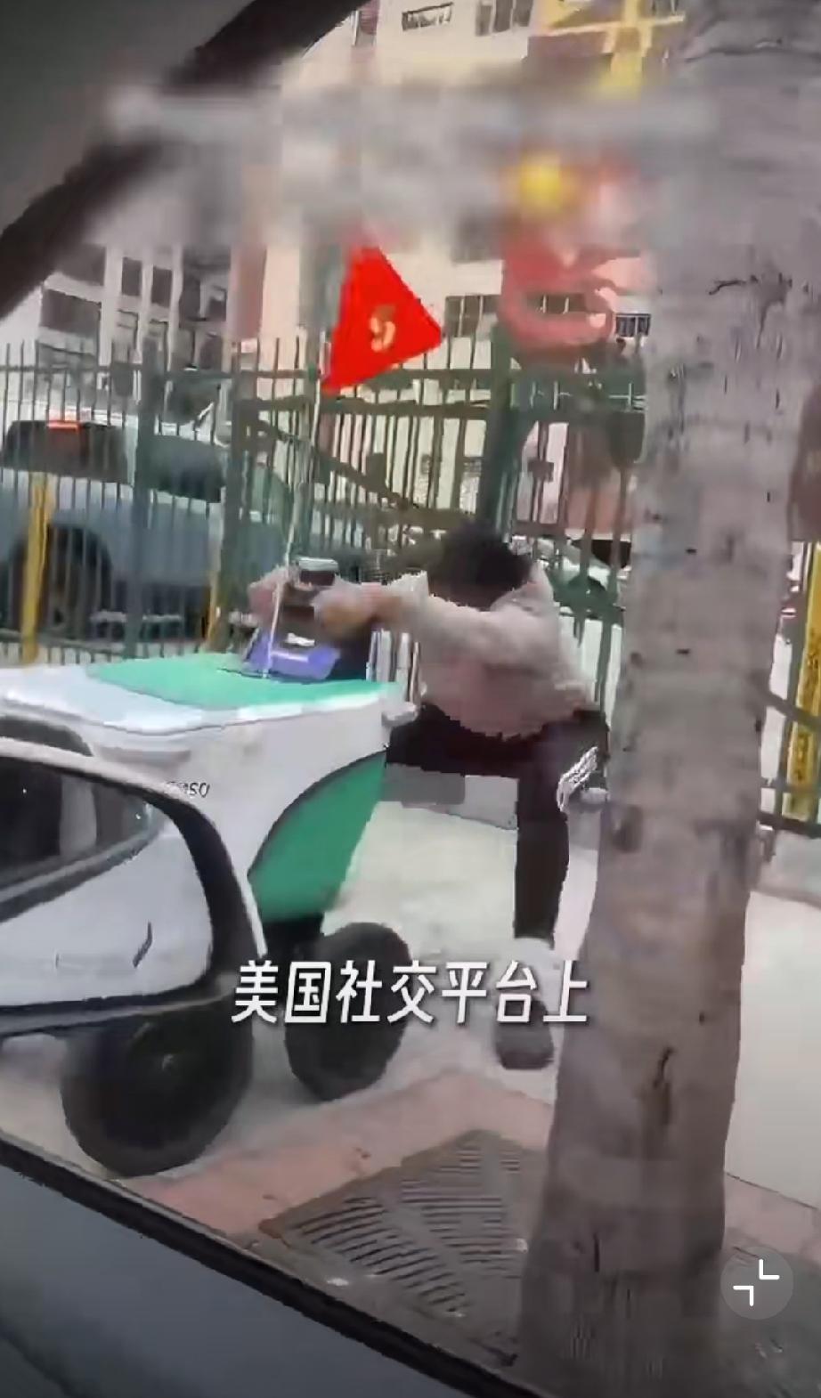 美国年轻人街头围攻外卖机器人，甚至将机器人抱到楼顶摔下…以前美国人失业时怪过德国