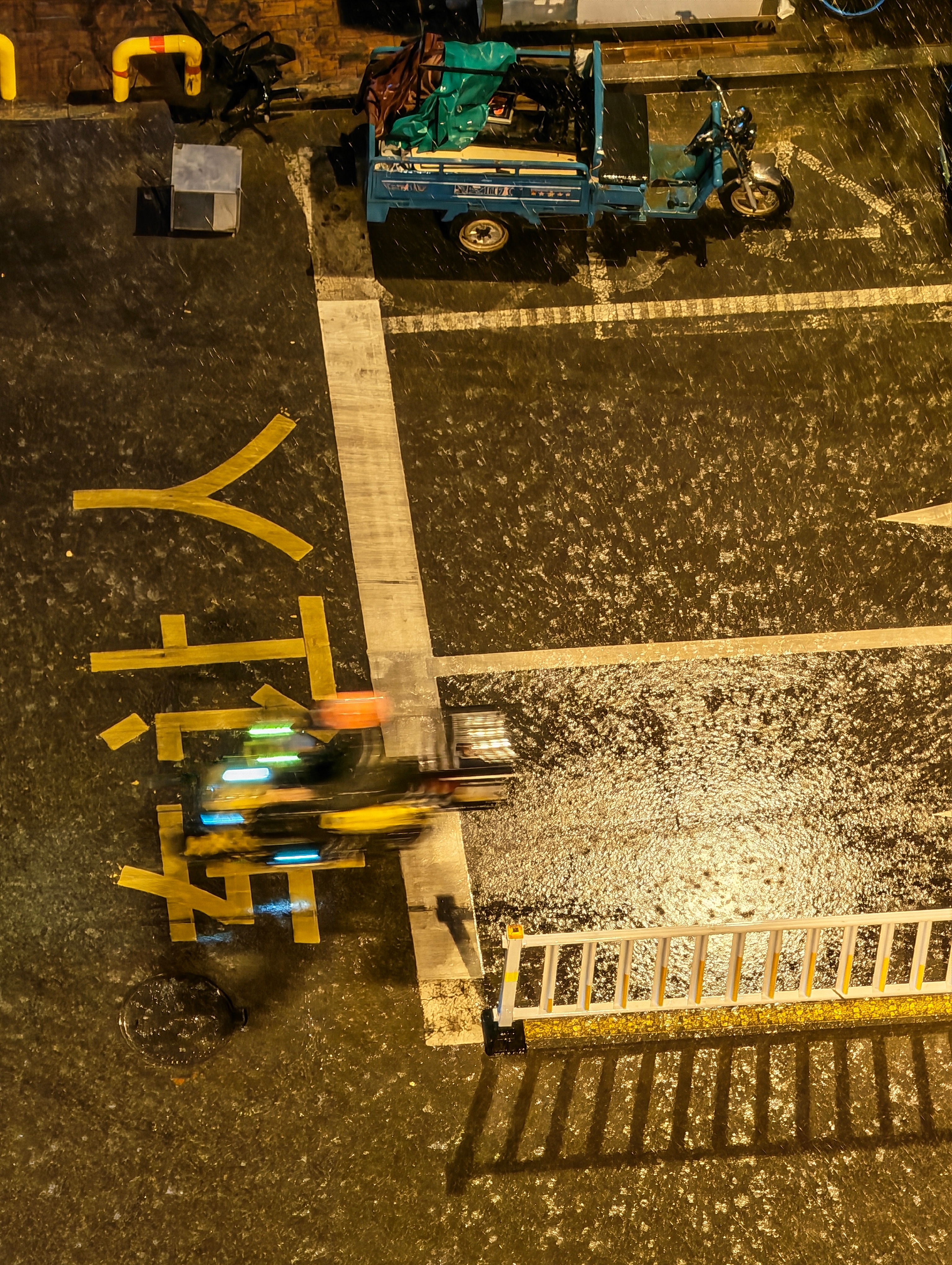 闷热了好几天的济南终于凉快了，晚上这会儿大雨大风的强对流真猛，家里的灯都忽闪了好