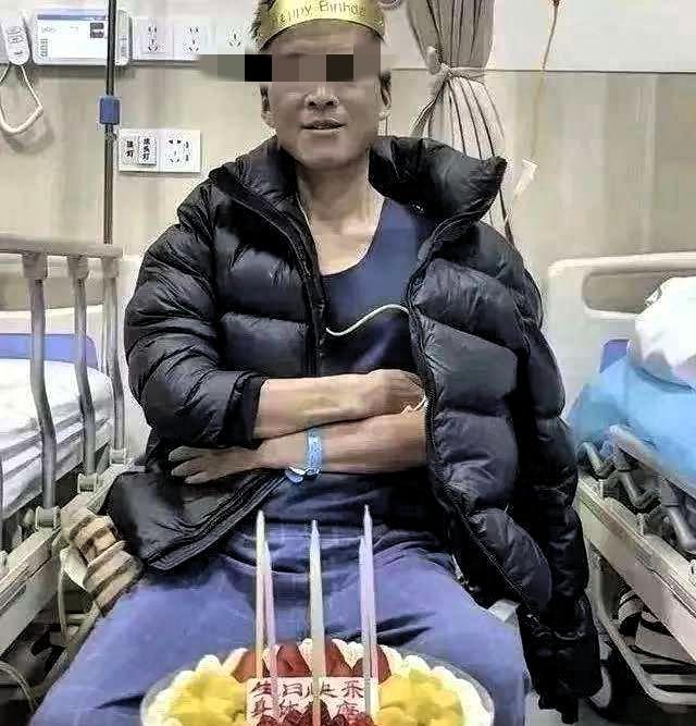 看完哭了！陕西咸阳，47岁装修工人赵卫东确诊肝癌晚期，妻子和儿女商量好，瞒着他，