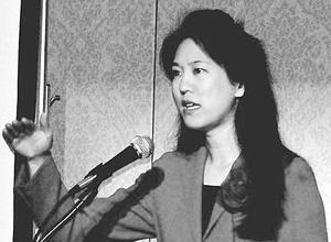 1968年，她在美国出生，祖父曾经是抗日国军将领张铁军。 她，家庭优越，工作体面