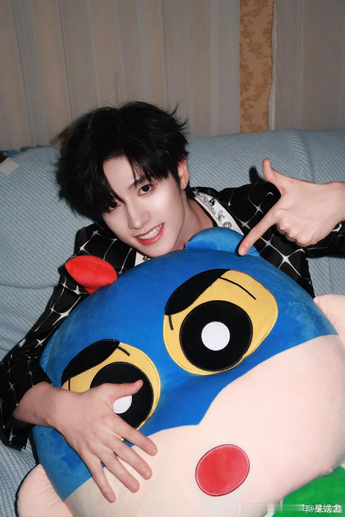 朱志鑫收到了蜡笔小新玩偶   朱志鑫收到了小新礼物 朱志鑫拥有了蜡笔小新玩偶，仿