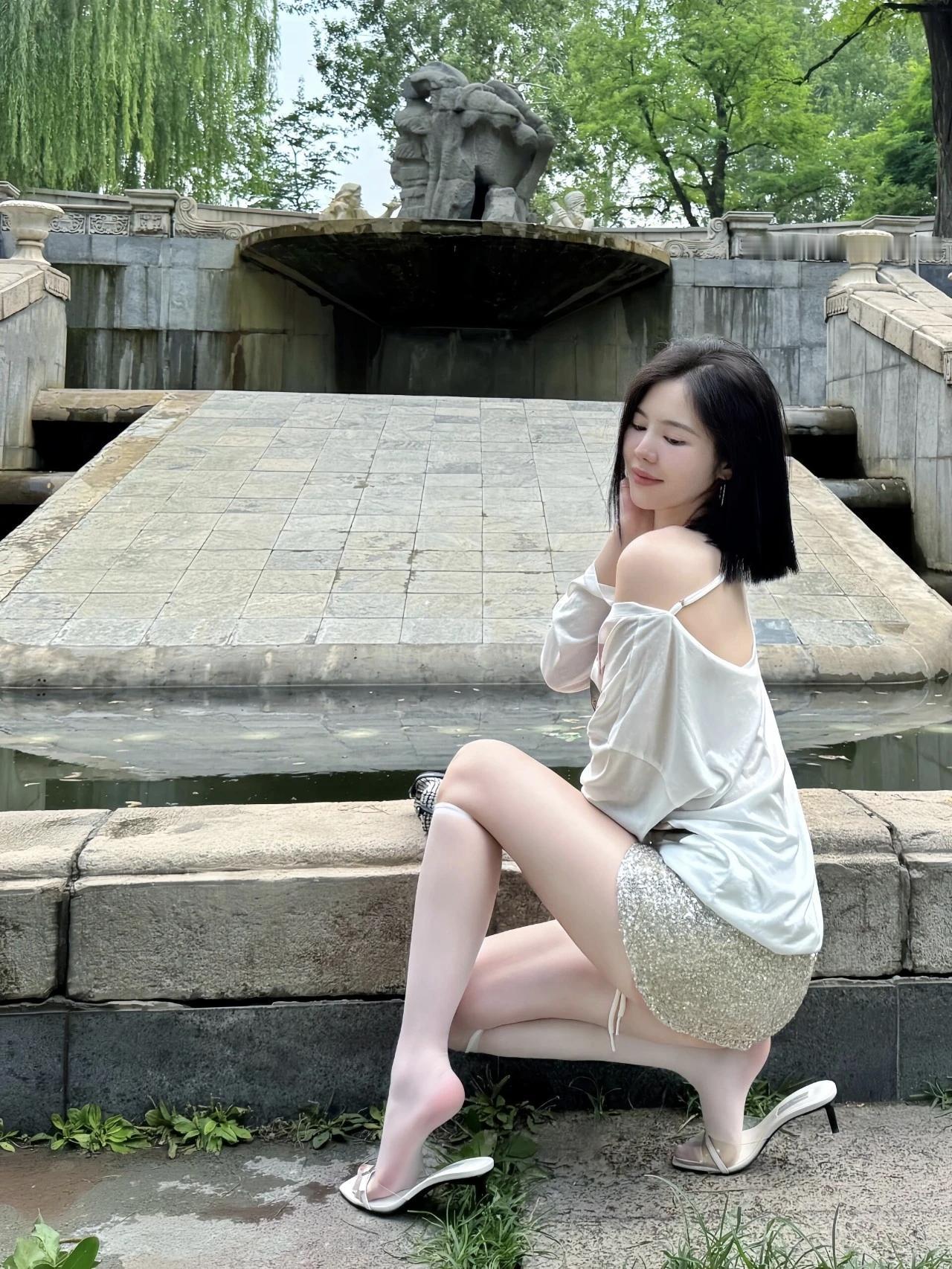 优雅坐于石阶，静享湖畔时光🍃✨