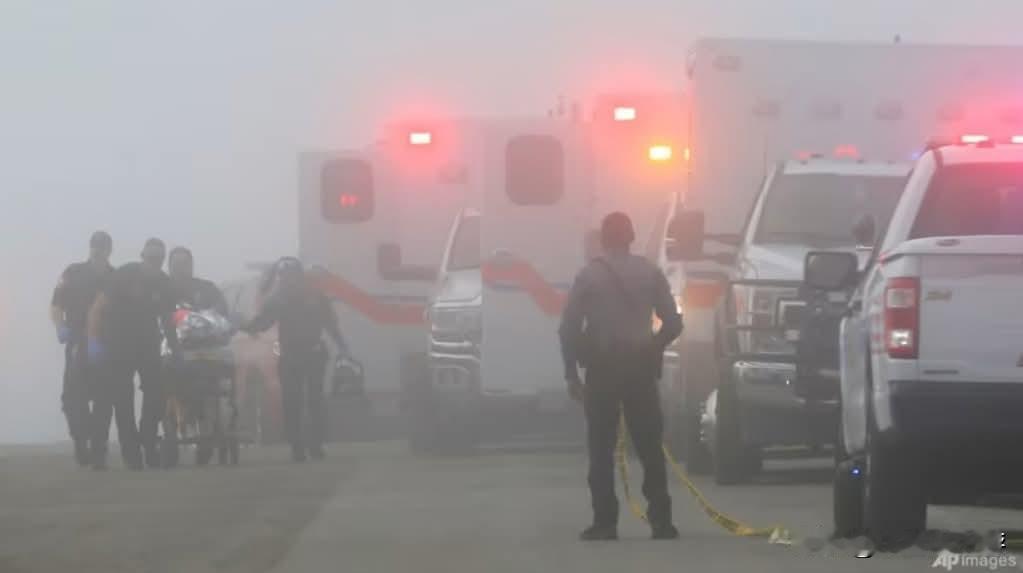 一架载有一名一岁小病人的墨西哥海军小型飞机在美国得克萨斯州坠毁，造成至少两人死亡