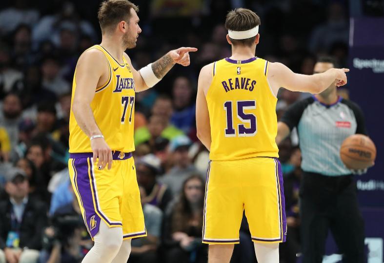 NBA圣诞大战，湖人将在主场迎战火箭。据湖人官方统计，东契奇和里夫斯目前场均可以