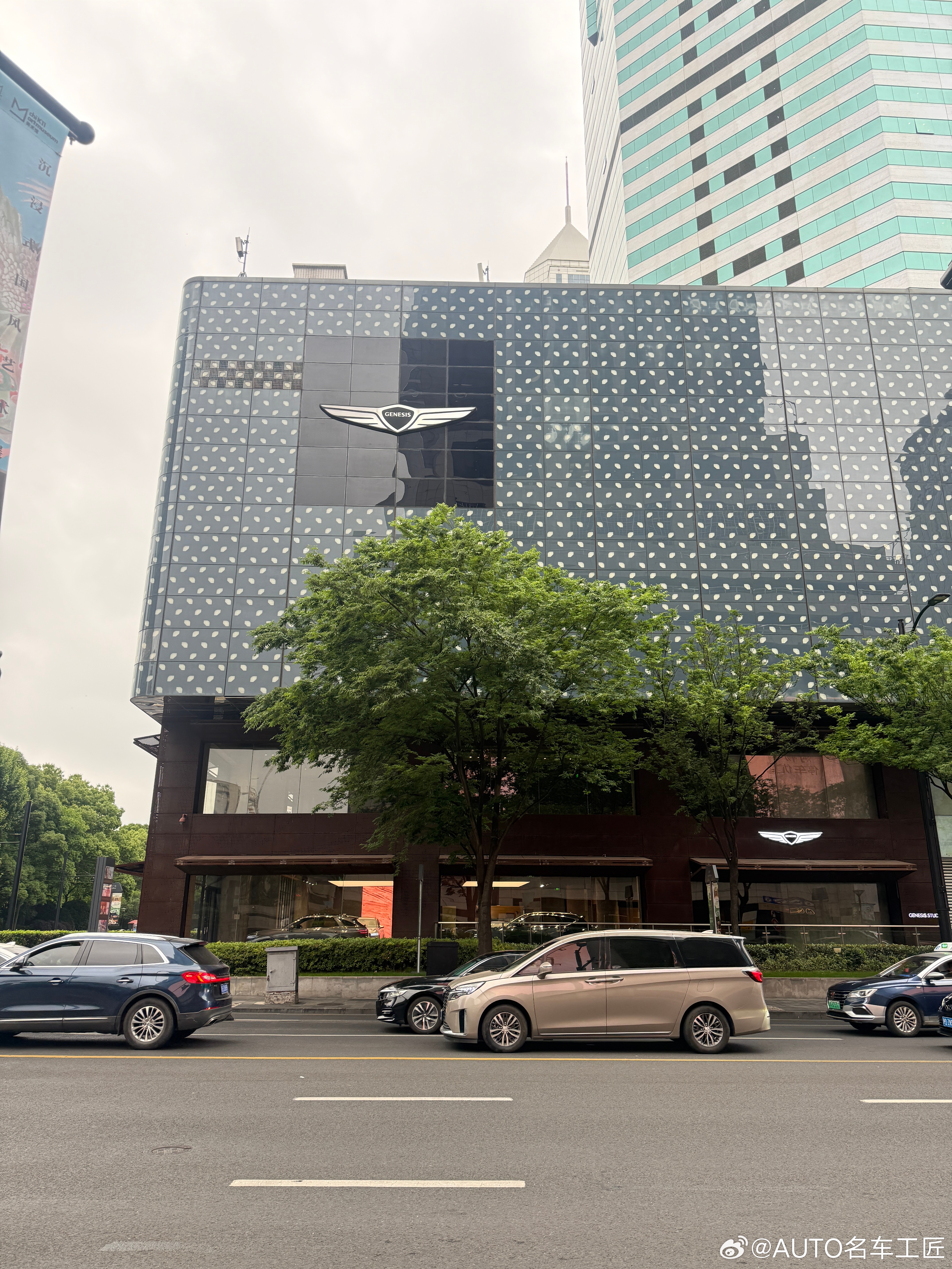 在上海的杰尼赛斯这个店我觉得反而是个广告牌的作用。卖车我觉得很难了。 