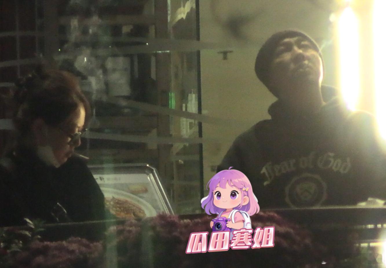 张卫健与老婆室外抽烟乱扔烟头素质欠佳张卫健这素质有点欠佳啊。张卫健与妻子一起去饭