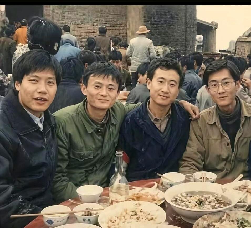 刷到一句犀利的问题：四个人谁最厉害，四个人加起来能不能比上马斯克？
在网上吵得很