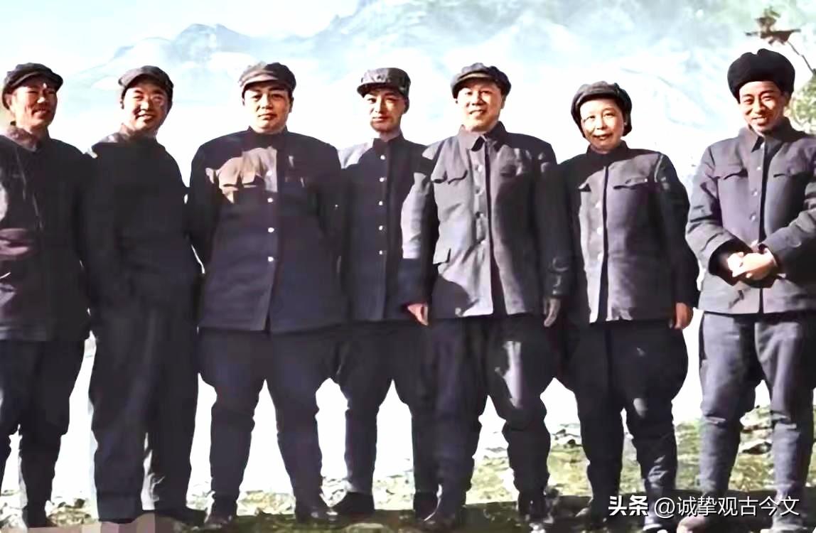 【历史老照片】
彭德怀与志愿军将领的合影这是一张志愿军将领的合影，左三是气宇轩昂