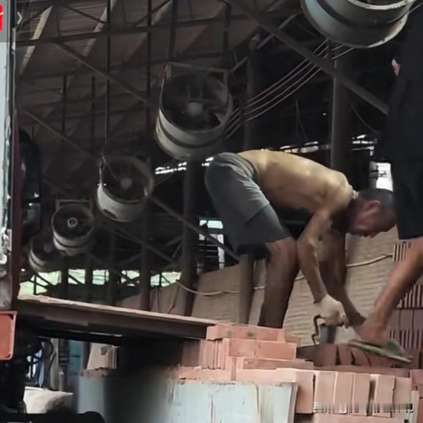 首先，被解救人员在砖厂干活无自由，无工资，即使有工资也是打给了不相关的第三人——