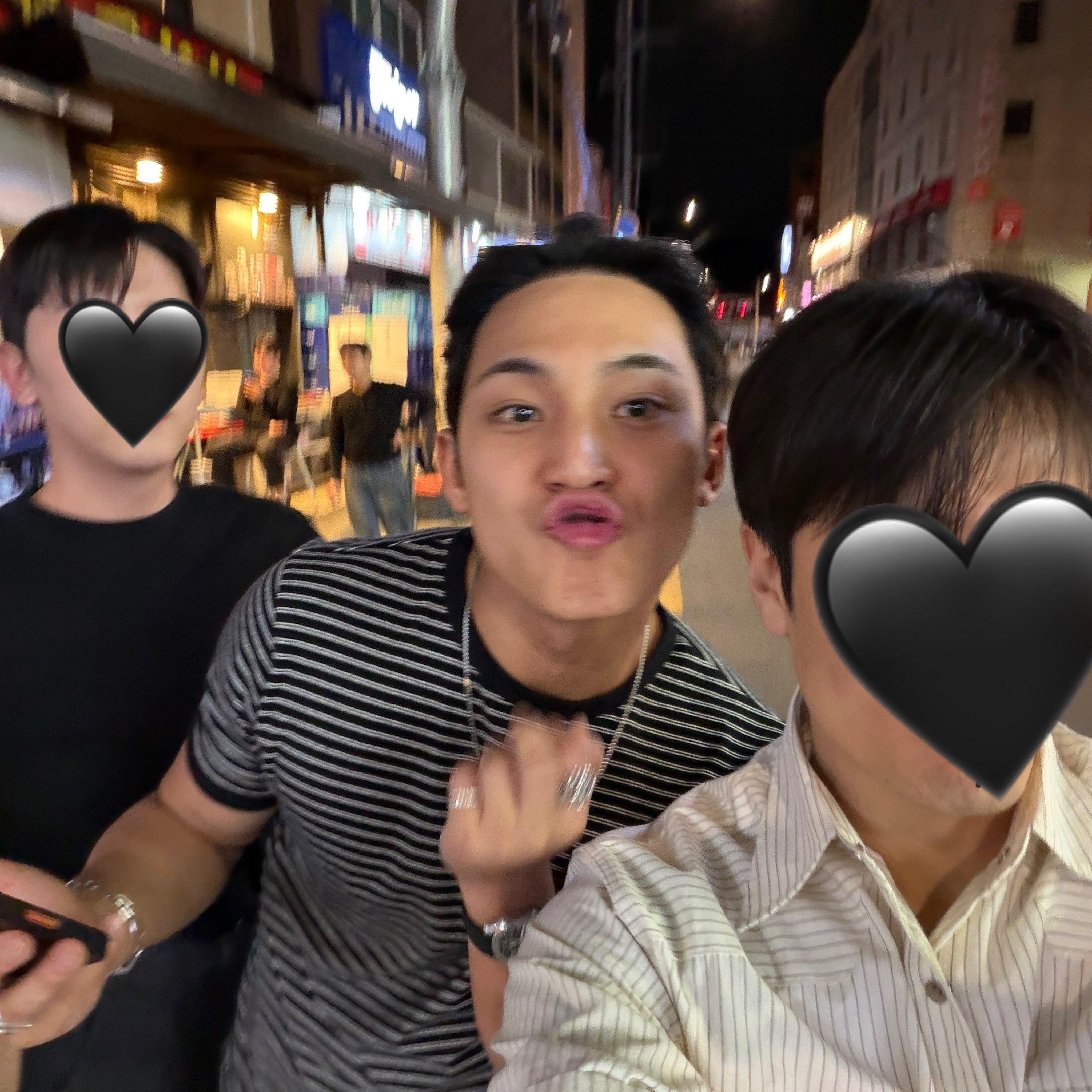 和朋友逛街拍照又在这里嘟嘴惹 