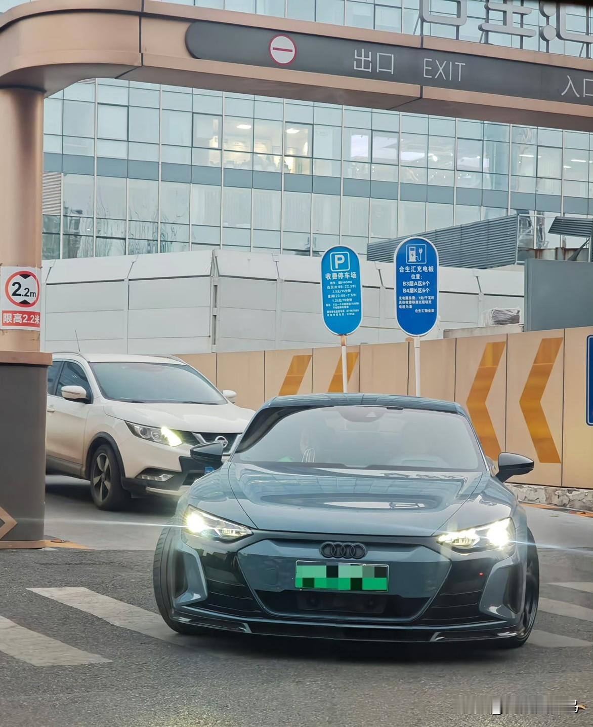 跑在大街上的奥迪RS e-tron GT，我还真没见过几次。特地翻出四年前在广州