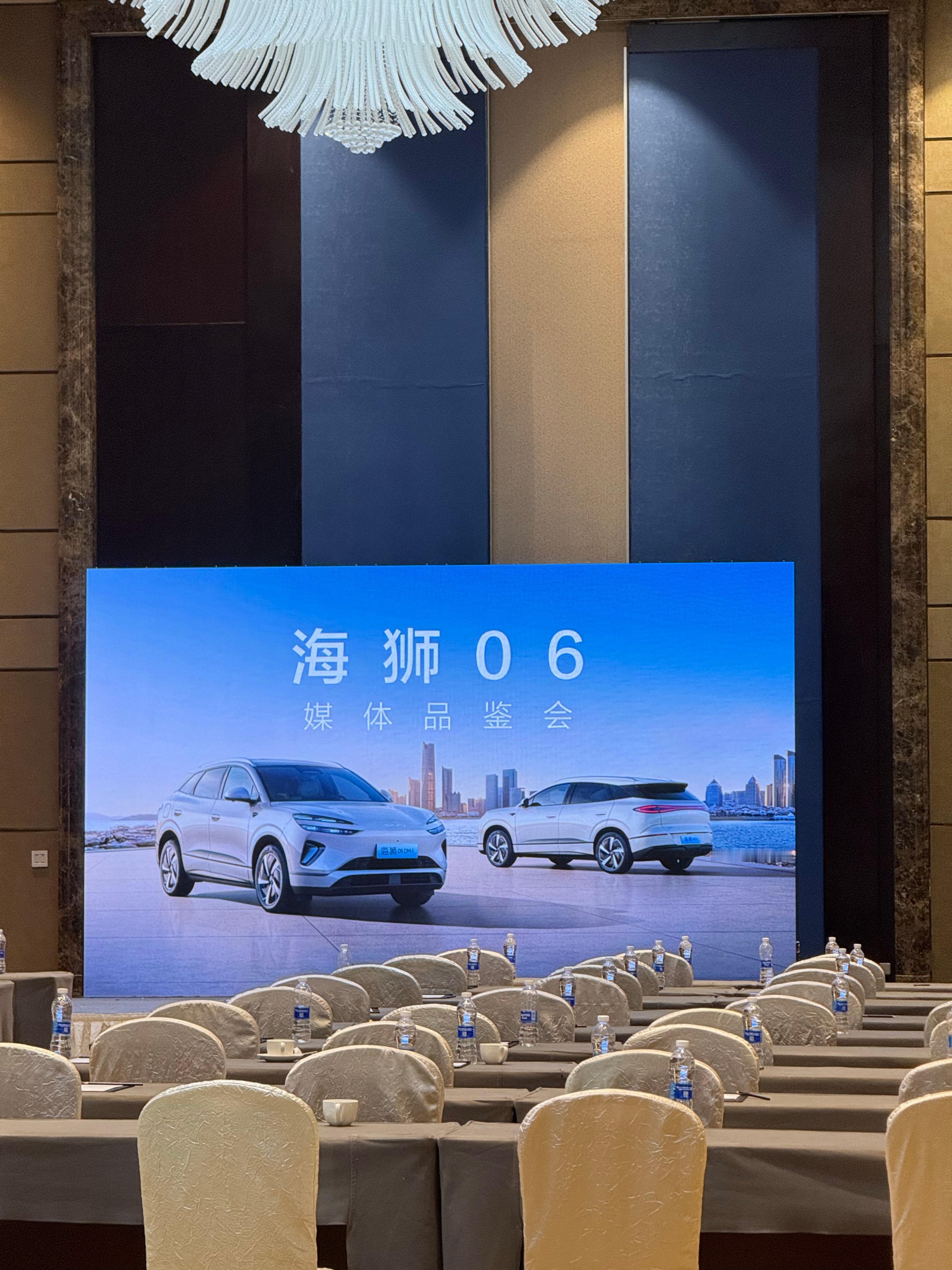 顶着近40度的高温，干活[喵喵]  ​​​