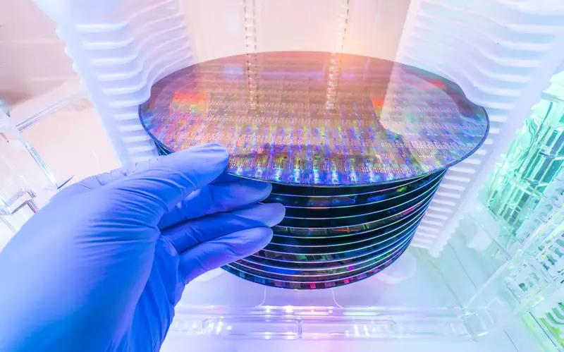 光刻机技术很难突破吗? 光刻机技术突破那是相当难。它可是“现代工业皇冠上的明珠”