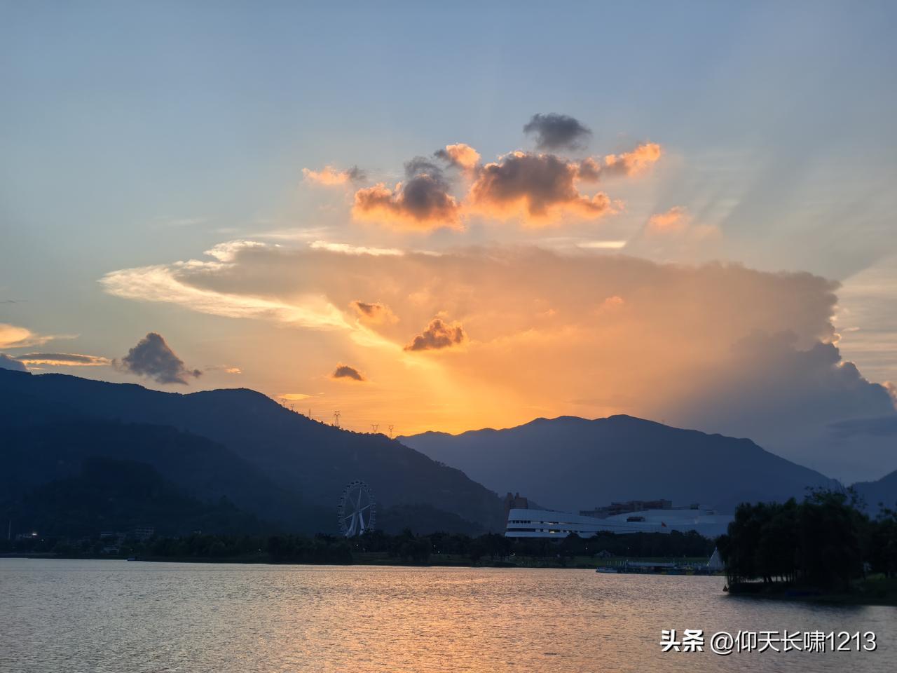 夕阳西下，旗山湖公园美丽的风景。